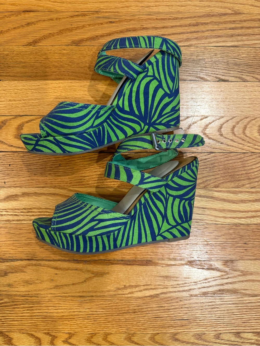 Gap tropical leaf pattern wedges size 8